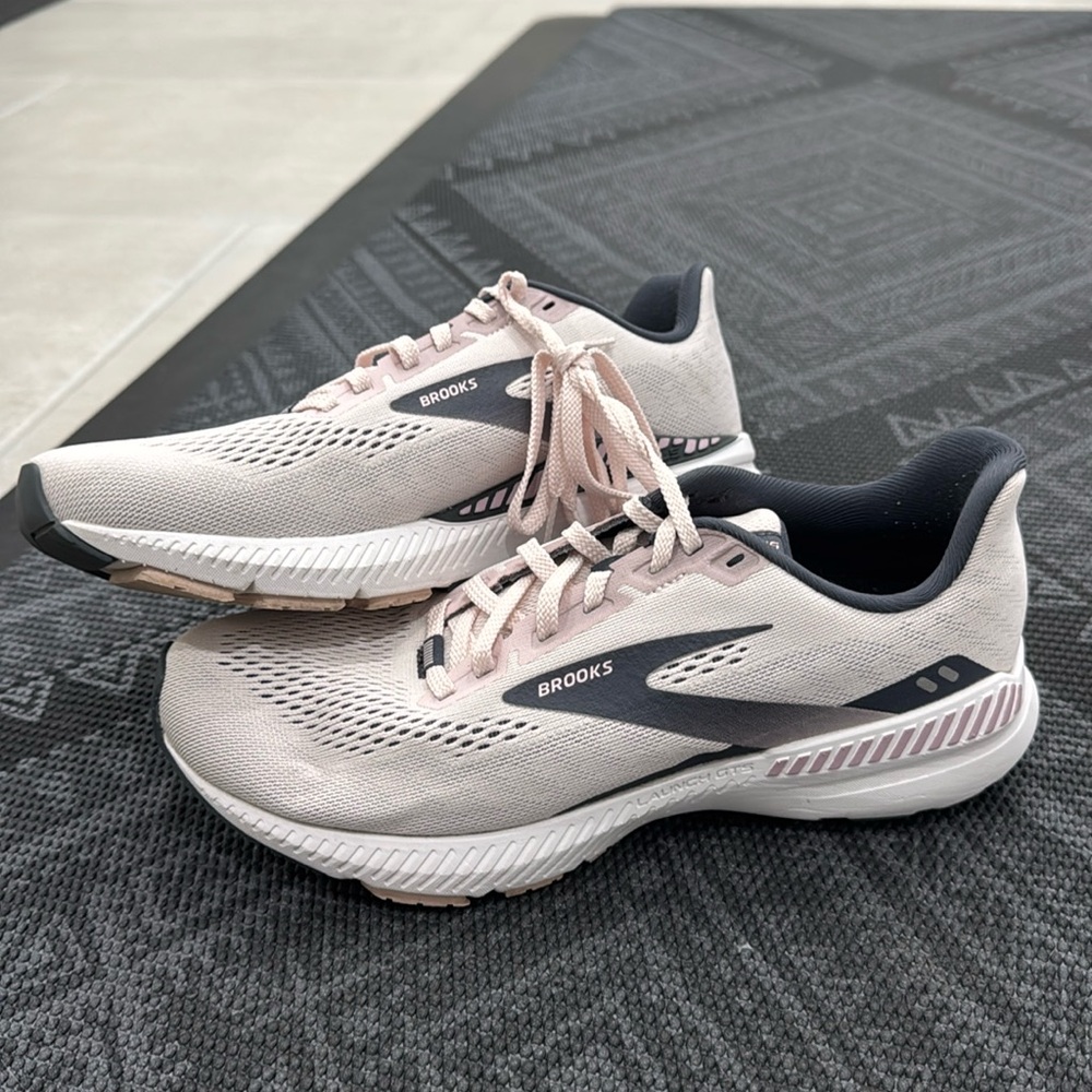 Brooks Launch GTS 8